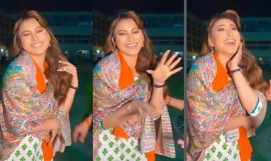 Urvashi Rautela Joins the 'Looking Like A WOW' Trend: In A Desi Kudi Look